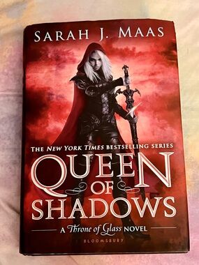 Queen of Shadows - Red Hardcover Novel